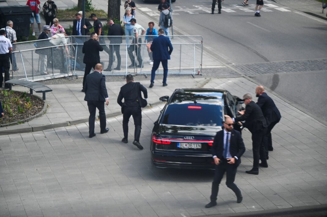 Πυροβόλησαν τον πρωθυπουργό της Σλοβακίας Ρόμπερτ Φίτσο – «Σε κρίσιμη κατάσταση»
