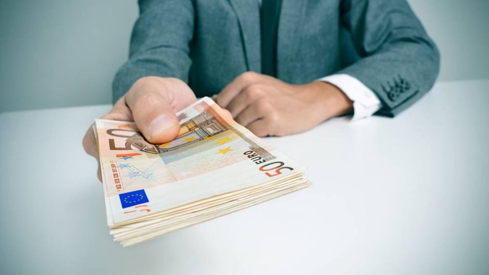 Φάν: Η Μάστιγα των Αδυνάτων – Όταν οι Τράπεζες Στραγγαλίζουν τους Πολίτες Μέσω της Σιωπηλής Συνενοχής