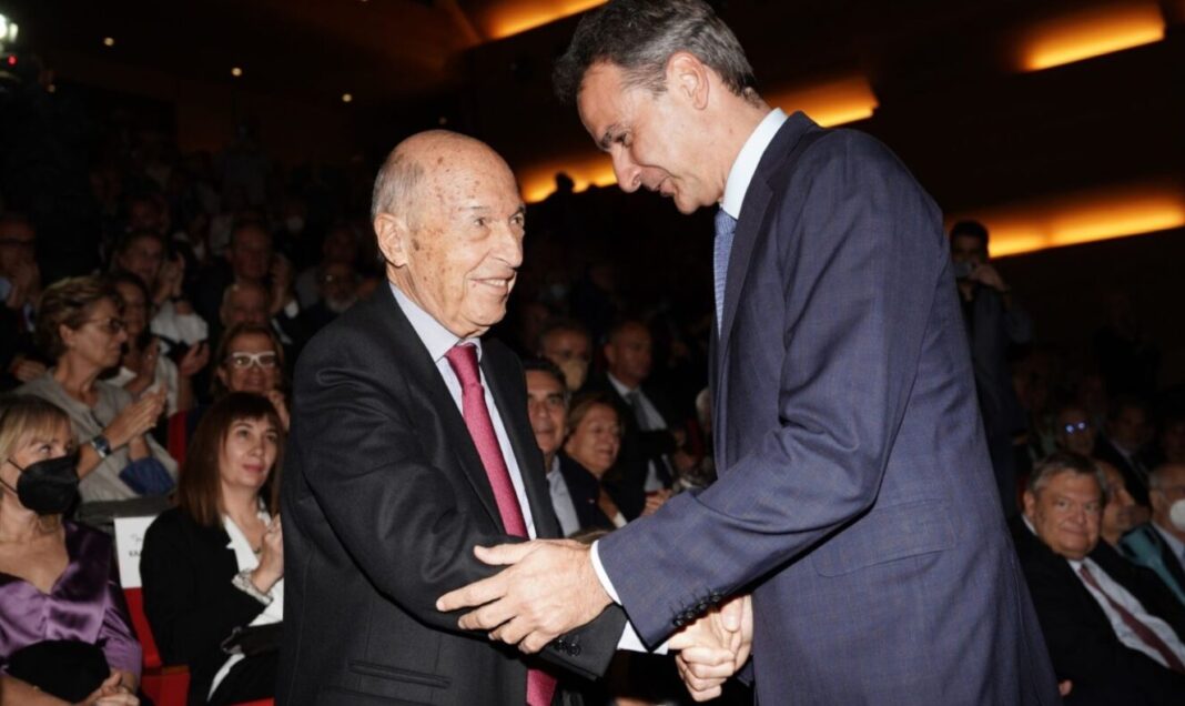 Το ΠΑΣΟΚ σε Αμηχανία: Η Πολιτική Σκακιέρα στο Τελευταίο Αντίο του Σημίτη