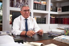 Βασίλης Καπερνάρος: Η Αλήθεια Έρχεται Με Δύναμη – Ρεσιτάλ από Έναν Σπουδαίο Δικηγόρο